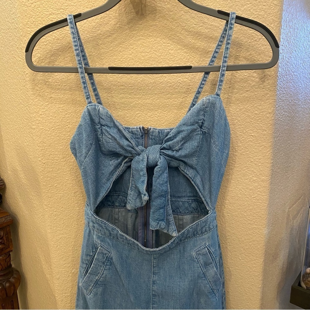 TOPSHOP Women Blue Tie Front Keyhole Denim Cropped Jumpsuit Size 2 - Picture 2 of 8